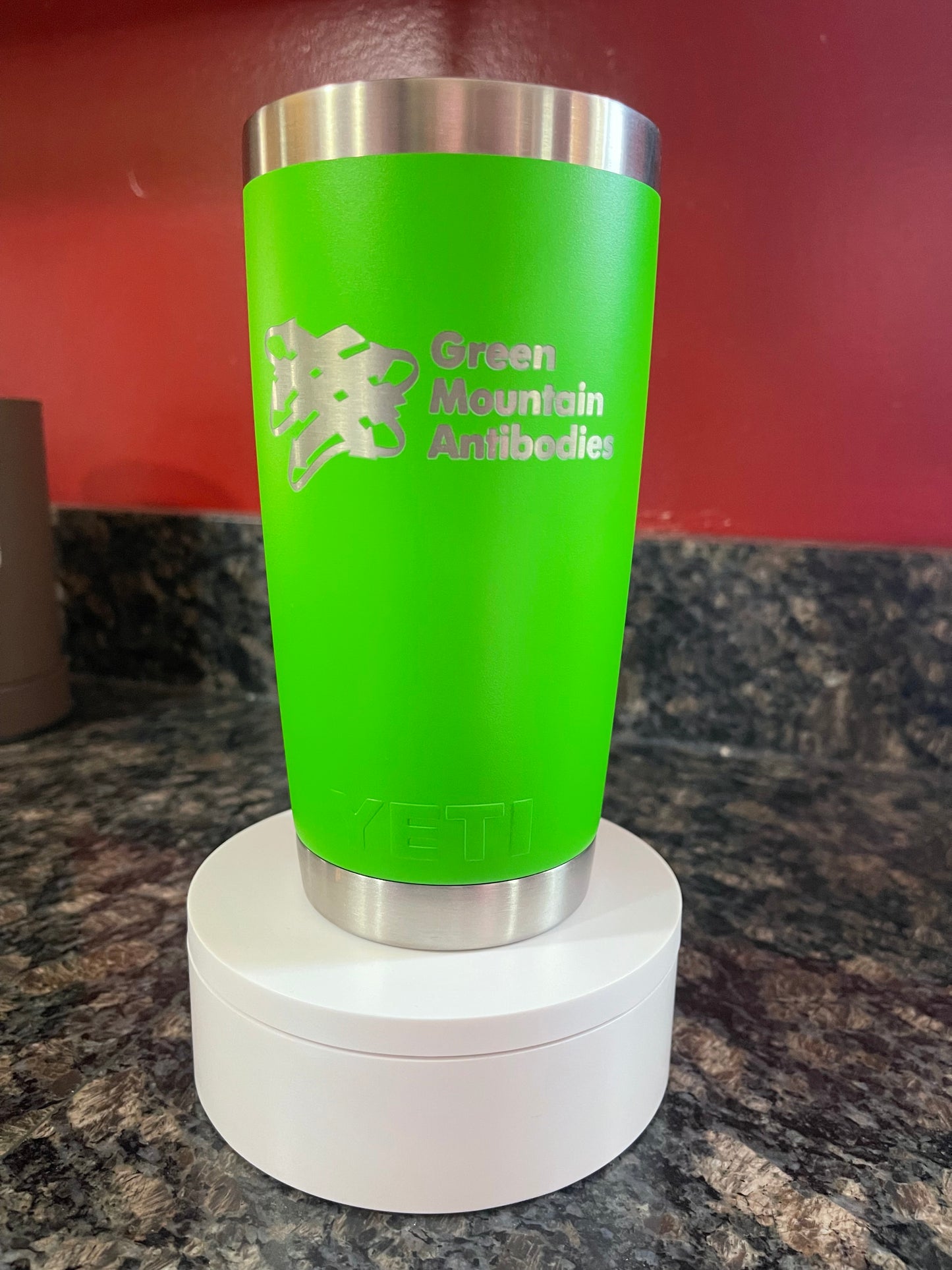Logo 20 oz Yeti Rambler